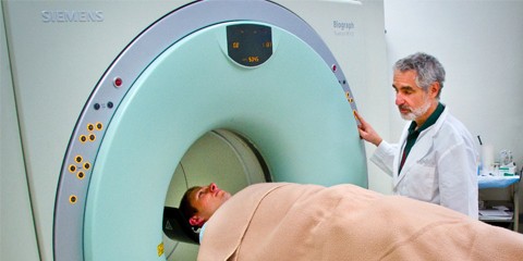 Cómo se realiza una tomografía por emisión de positrones (PET)