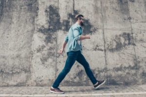 Caminar rápido 30 minutos al día para reducir riesgos cardiovasculares
