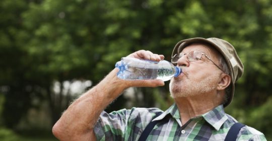 La importancia de una correcta hidratación en las personas mayores