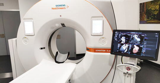 La tomografía axial computarizada (TAC) de la cabeza y cuello