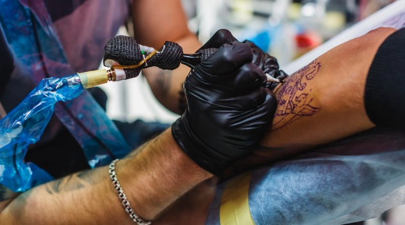 Sanidad retira más de 30 tintas para tatuajes y maquillaje permanente